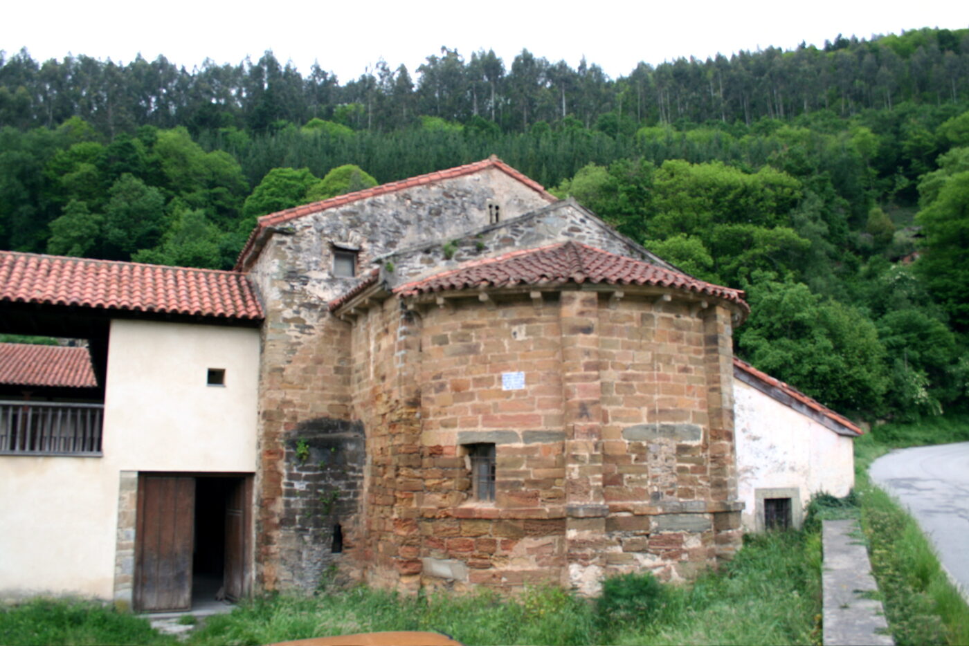 Monasterio de San Miguel en Tineo